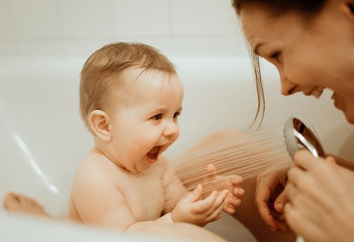 5 mẹo đơn giản giúp con yêu thích việc tắm gội